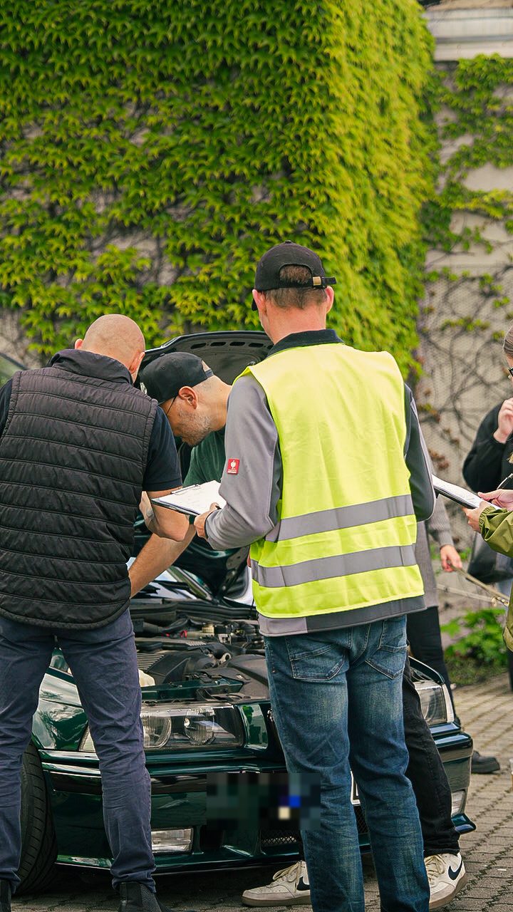 Gutachter und Team begutachten gemeinsam ein Fahrzeug