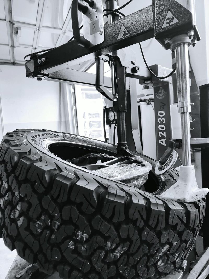 Offroad-Komplettrad auf der Montiermaschine