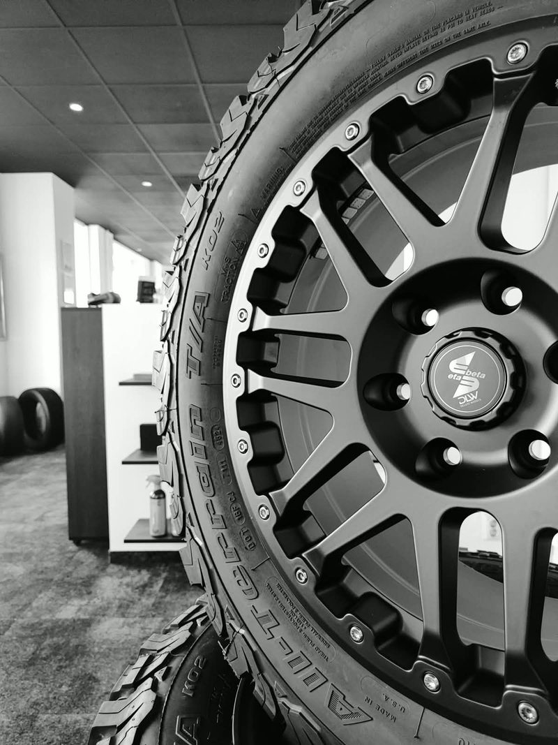 Offroad-Felge mit All-Terrain-Bereifung in unserer Annahme