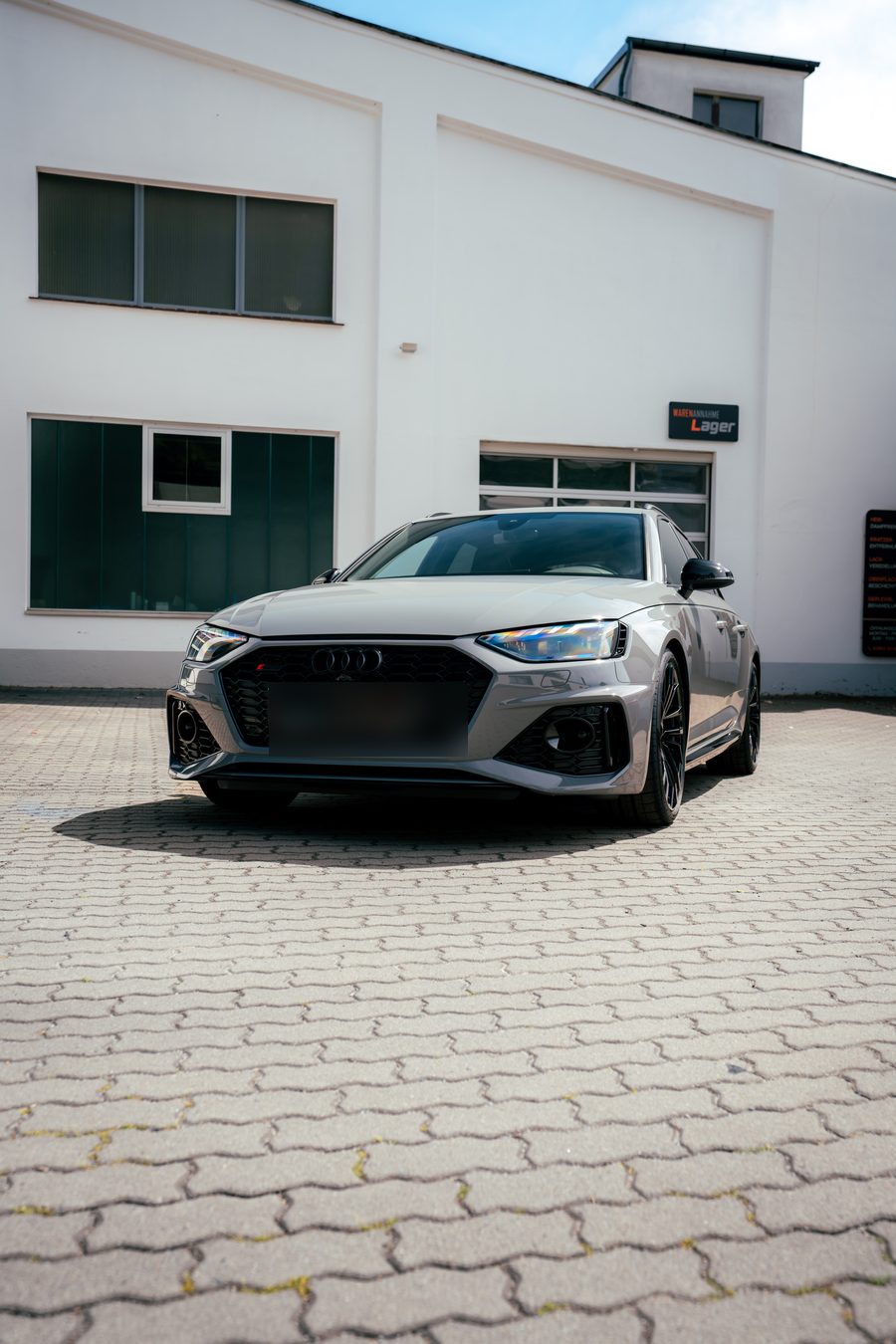 Audi RS4 Avant nach der Aufbereitung vor unserer Werkstatt